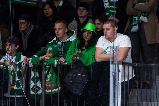 Rögle-supportern Albin Svensson (till höger)