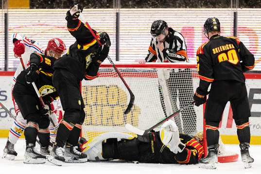 Timrås Erik Andersson gör 0-2 bakom Brynäs målvakt