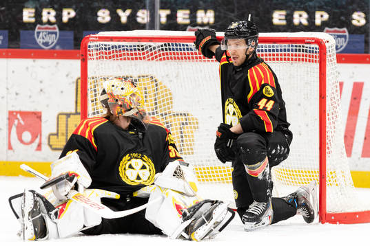 Brynäs målvakt Anders Lindbäck och Jacob Blomqvist deppar
