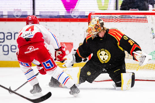Timrås Jonathan Dahlén gör 0-3 bakom Brynäs målvakt