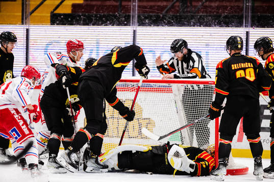 Timrås Erik Andersson gör 0-2 bakom Brynäs målvakt