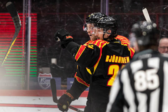Brynäs Oscar Eklind och Hannes Björninen jublar