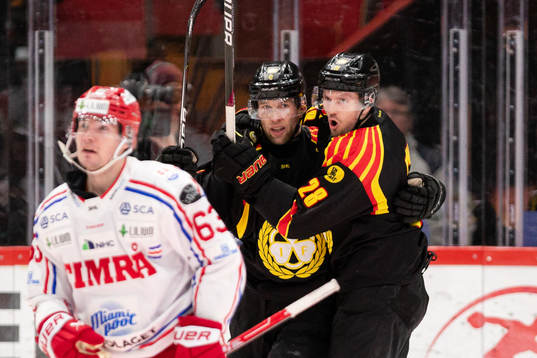 Brynäs Greg Scott och Johannes Kinnvall jublar