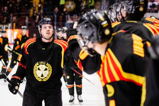 Brynäs Johannes Kinnvall jublar med lagkamrater