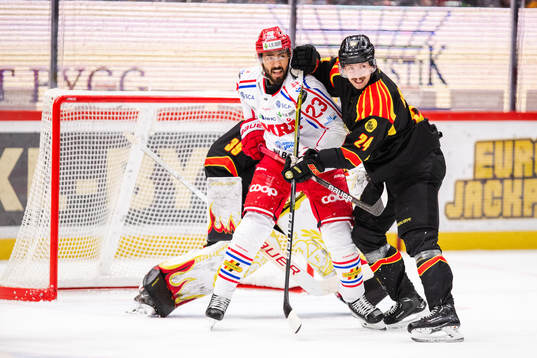 Timrås Jeremy Boyce-Rotevall och Brynäs Hannes Björninen