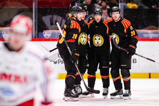 Brynäs Johannes Kinnvall jublar med lagkamrater