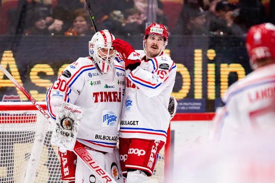 Timrås målvakt Jacob Johansson och Panu Mieho jublar