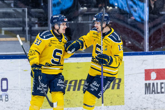 Södertäljes Filiph Engsund gör 2-3 och jublar med Viktor