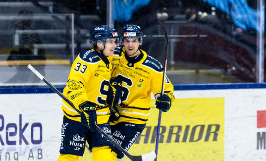 Södertäljes Filiph Engsund gör 2-3 och gratuleras av