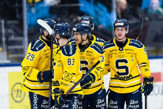 Södertäljes Filiph Engsund gör 2-3 och gratuleras av