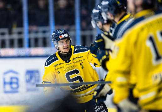 Södertäljes Filiph Engsund gör 2-3 och jublar med