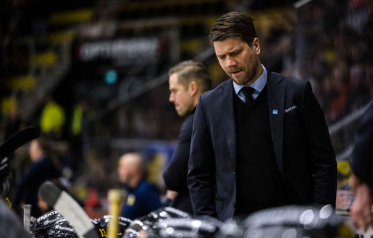 Västerås tränare Thomas Paananen ser fundersam ut