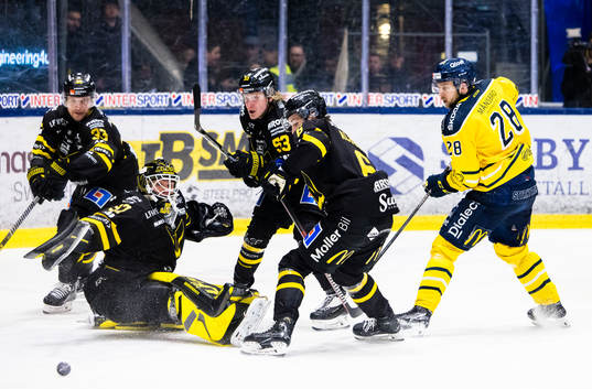 Södertäljes Emil Alba oroar framför Västerås målvakt
