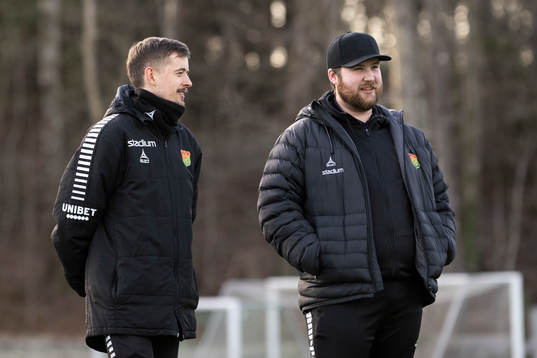 Fysioterapeuten Felix Karlsson och assisterande tränare