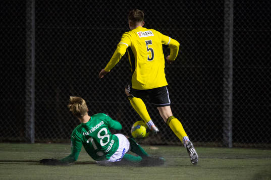 Glidtackling i träningsmatchen mellan IFK Hässleholms och