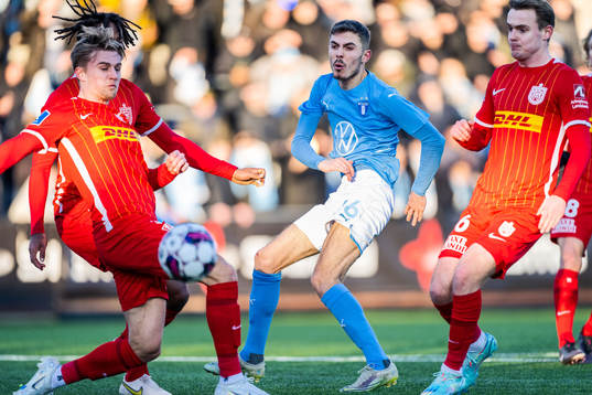 Malmö FFs Patriot Sejdiu skjuter