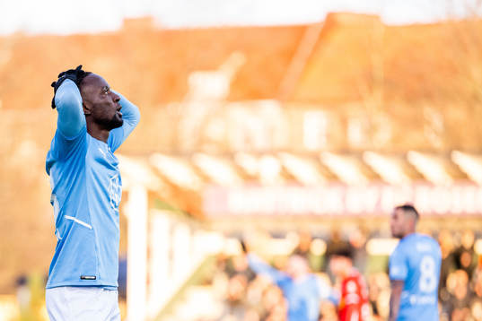 Malmö FFs Mohamed Buya Turay deppar
