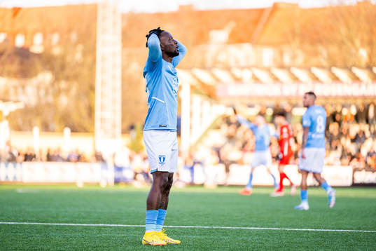 Malmö FFs Mohamed Buya Turay deppar