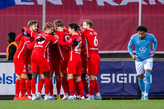 Nordsjällands Daniel Svensson jublar med lagkamrater