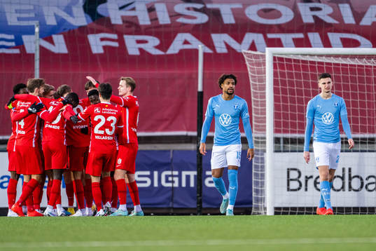 Nordsjällands Daniel Svensson jublar med lagkamrater