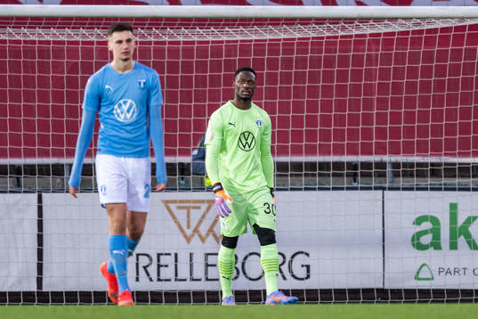 Malmö FFs målvakt Ismael Diawara deppar
