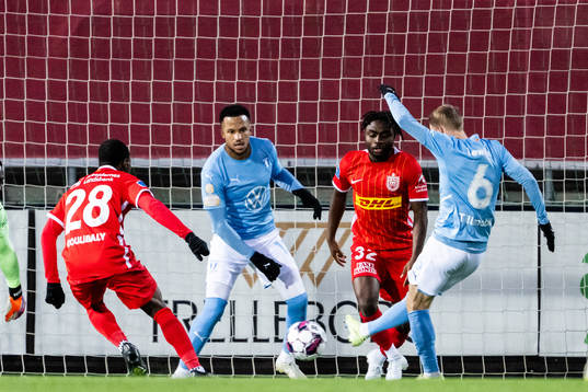 Malmö FFs Martin Olsson och Oscar Lewicki mot