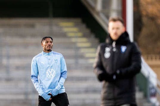 Malmö FFs Samuel Kotto värmer upp