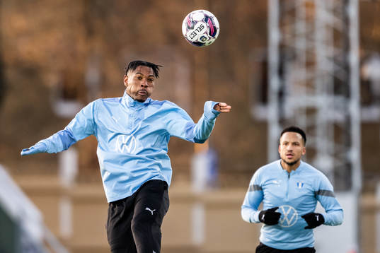 Malmö FFs Samuel Kotto värmer upp