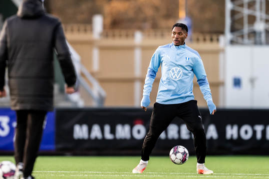 Malmö FFs Samuel Kotto värmer upp