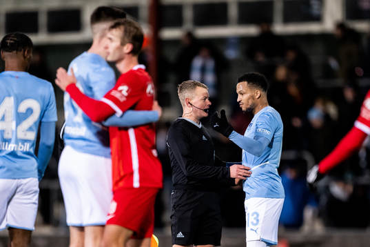Malmö FFs Martin Olsson i samtal med domare Fredrik Klitte