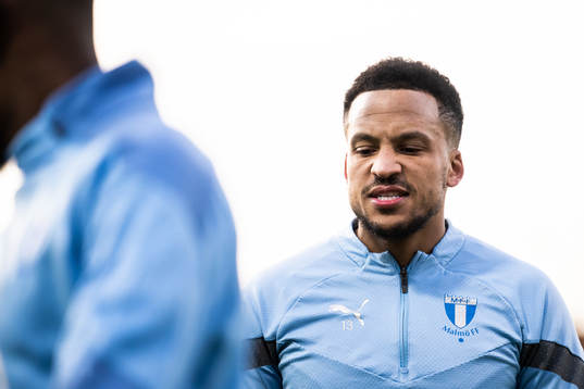 Malmö FFs Martin Olsson värmer upp