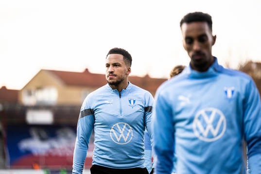 Malmö FFs Martin Olsson värmer upp