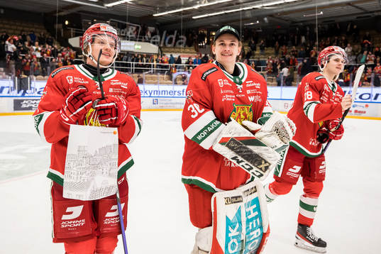 Moras Johannes Johannesen och målvakt Kari Piiroinen och