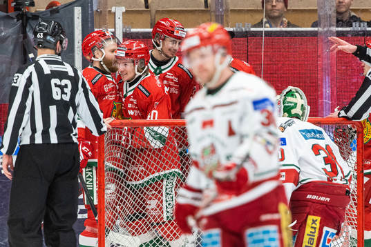 Moras Anton Heikkinen jublar med lagkamrater