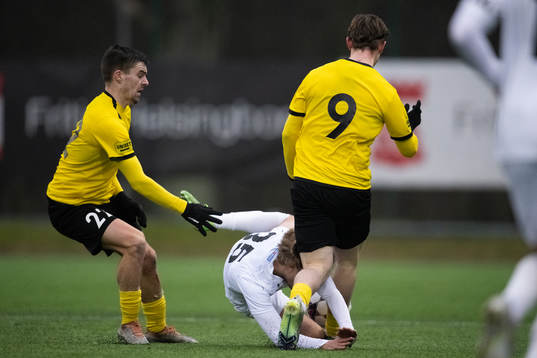 Helsingborgs Thomas Roberts slår i Mjällbys Albin Mörfelt