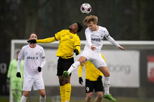 Helsingborgs Thomas Roberts  i nickduell mot Mjällbys