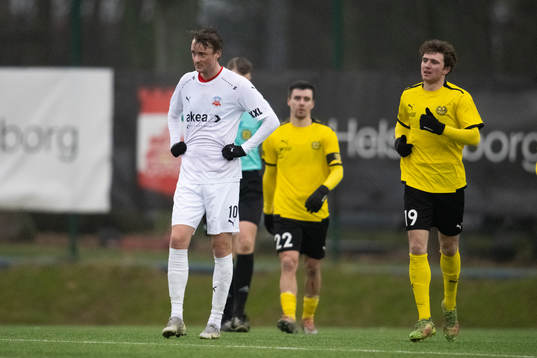 Helsingborgs Rasmus Jönsson deppar medan Mjällbys spelare