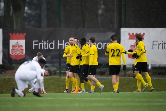 Mjällbys Adam Ståhl jublar medan Helsingborgs spelare