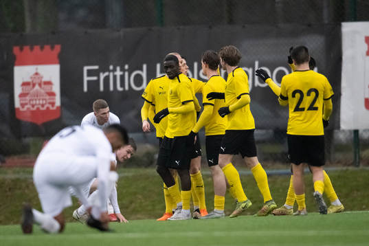 Mjällbys Adam Ståhl jublar medan Helsingborgs spelare