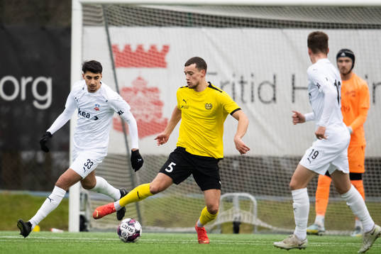 Helsingborgs Amar Muhsin jagar Mjällbys Jetmir Haliti