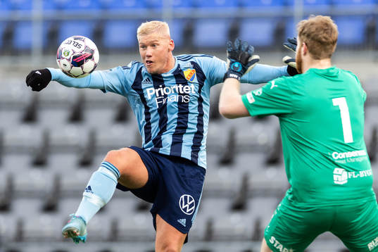 Djurgårdens Victor Edvardsen och AFC Eskilstunas målvakt