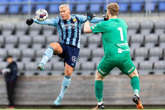 Djurgårdens Victor Edvardsen och AFC Eskilstunas målvakt