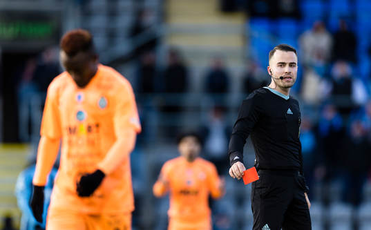 AFC Eskilstunas Aliyu Yakubu får rött kort av domaren