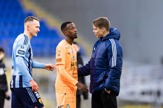 Djurgårdens Elias Andersson hälsar på förra lagkamraten