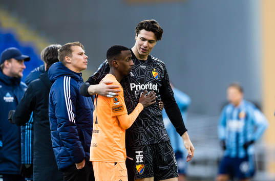 Djurgårdens målvakt Jacob Widell Zetterström hälsar på