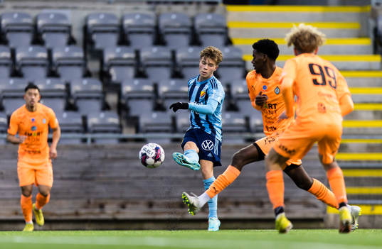 Djurgårdens Wilmer Odefalk med ett inlägg