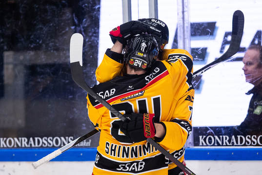 Luleås Brendan Shinnimin jublar med Linus Fröberg