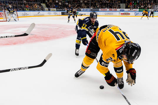 HV71s Herman Hansson och Luleås Brendan Shinnimin