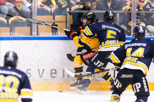 Luleås Brendan Shinnimin och HV71s Victor Sjöholm