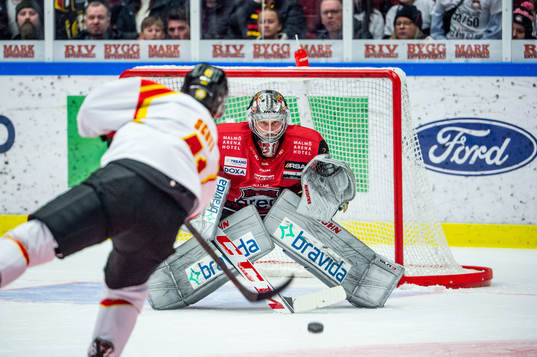 Brynäs Greg Scott mot Malmö Redhawks målvakt Brandon